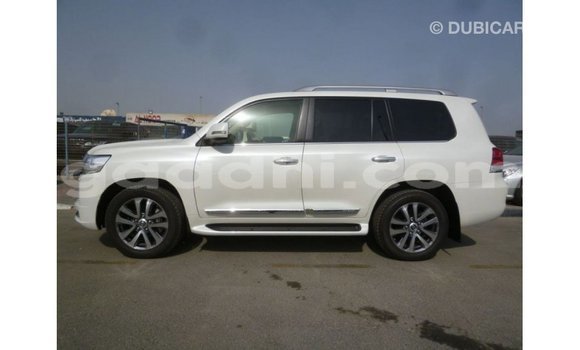 Acheter Import Voiture Toyota Land Cruiser Blanc à Import - Dubai, Somalie Acheter Import Voiture Toyota Land Cruiser Blanc à Import - Dubai, Somalie