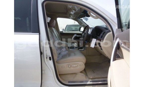 Acheter Import Voiture Toyota Land Cruiser Blanc à Import - Dubai, Somalie Acheter Import Voiture Toyota Land Cruiser Blanc à Import - Dubai, Somalie