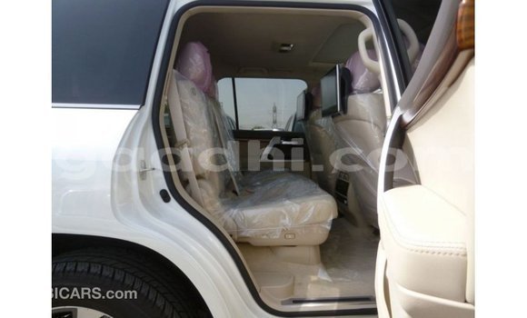 Acheter Import Voiture Toyota Land Cruiser Blanc à Import - Dubai, Somalie Acheter Import Voiture Toyota Land Cruiser Blanc à Import - Dubai, Somalie