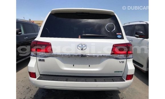 Acheter Import Voiture Toyota Land Cruiser Blanc à Import - Dubai, Somalie Acheter Import Voiture Toyota Land Cruiser Blanc à Import - Dubai, Somalie
