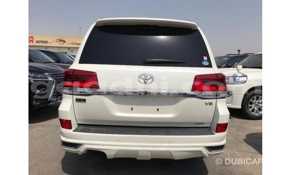 Acheter Import Voiture Toyota Land Cruiser Blanc à Import - Dubai, Somalie Acheter Import Voiture Toyota Land Cruiser Blanc à Import - Dubai, Somalie