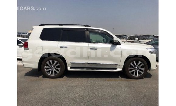 Acheter Import Voiture Toyota Land Cruiser Blanc à Import - Dubai, Somalie Acheter Import Voiture Toyota Land Cruiser Blanc à Import - Dubai, Somalie
