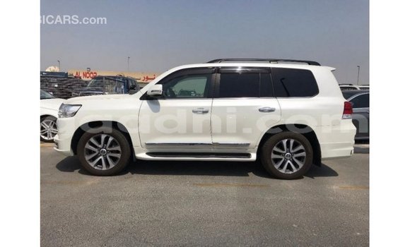 Acheter Import Voiture Toyota Land Cruiser Blanc à Import - Dubai, Somalie Acheter Import Voiture Toyota Land Cruiser Blanc à Import - Dubai, Somalie