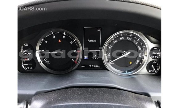 Acheter Import Voiture Toyota Land Cruiser Blanc à Import - Dubai, Somalie Acheter Import Voiture Toyota Land Cruiser Blanc à Import - Dubai, Somalie