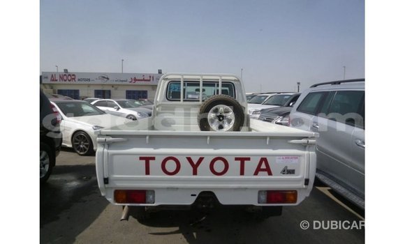 Acheter Import Voiture Toyota Land Cruiser Blanc à Import - Dubai, Somalie Acheter Import Voiture Toyota Land Cruiser Blanc à Import - Dubai, Somalie