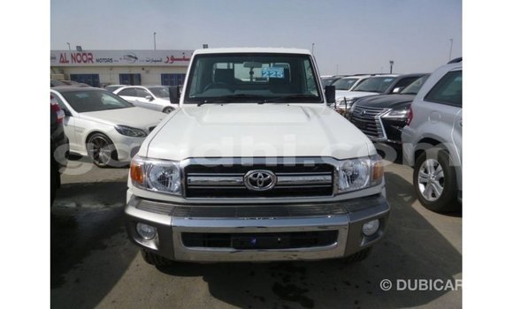 Acheter Import Voiture Toyota Land Cruiser Blanc à Import - Dubai, Somalie Acheter Import Voiture Toyota Land Cruiser Blanc à Import - Dubai, Somalie