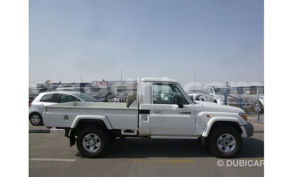 Acheter Import Voiture Toyota Land Cruiser Blanc à Import - Dubai, Somalie Acheter Import Voiture Toyota Land Cruiser Blanc à Import - Dubai, Somalie