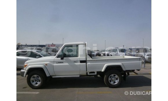 Acheter Import Voiture Toyota Land Cruiser Blanc à Import - Dubai, Somalie Acheter Import Voiture Toyota Land Cruiser Blanc à Import - Dubai, Somalie