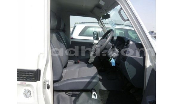 Acheter Import Voiture Toyota Land Cruiser Blanc à Import - Dubai, Somalie Acheter Import Voiture Toyota Land Cruiser Blanc à Import - Dubai, Somalie