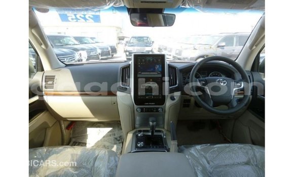 Acheter Import Voiture Toyota Land Cruiser Blanc à Import - Dubai, Somalie Acheter Import Voiture Toyota Land Cruiser Blanc à Import - Dubai, Somalie