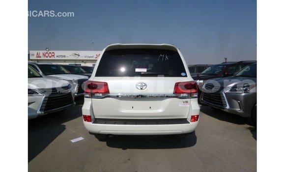 Acheter Import Voiture Toyota Land Cruiser Blanc à Import - Dubai, Somalie Acheter Import Voiture Toyota Land Cruiser Blanc à Import - Dubai, Somalie