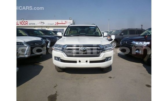 Acheter Import Voiture Toyota Land Cruiser Blanc à Import - Dubai, Somalie Acheter Import Voiture Toyota Land Cruiser Blanc à Import - Dubai, Somalie