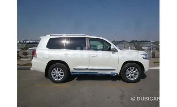 Acheter Import Voiture Toyota Land Cruiser Blanc à Import - Dubai, Somalie Acheter Import Voiture Toyota Land Cruiser Blanc à Import - Dubai, Somalie