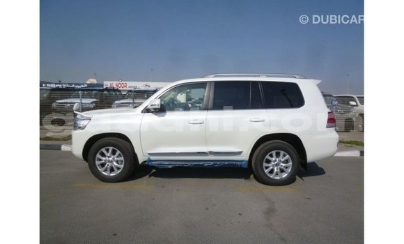 Acheter Import Voiture Toyota Land Cruiser Blanc à Import - Dubai, Somalie Acheter Import Voiture Toyota Land Cruiser Blanc à Import - Dubai, Somalie