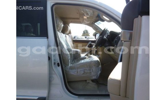 Acheter Import Voiture Toyota Land Cruiser Blanc à Import - Dubai, Somalie Acheter Import Voiture Toyota Land Cruiser Blanc à Import - Dubai, Somalie
