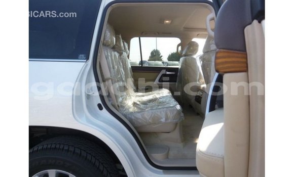 Acheter Import Voiture Toyota Land Cruiser Blanc à Import - Dubai, Somalie Acheter Import Voiture Toyota Land Cruiser Blanc à Import - Dubai, Somalie