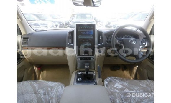 Acheter Import Voiture Toyota Land Cruiser Blanc à Import - Dubai, Somalie Acheter Import Voiture Toyota Land Cruiser Blanc à Import - Dubai, Somalie