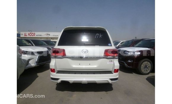 Acheter Import Voiture Toyota Land Cruiser Blanc à Import - Dubai, Somalie Acheter Import Voiture Toyota Land Cruiser Blanc à Import - Dubai, Somalie