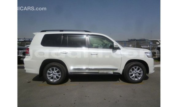 Acheter Import Voiture Toyota Land Cruiser Blanc à Import - Dubai, Somalie Acheter Import Voiture Toyota Land Cruiser Blanc à Import - Dubai, Somalie