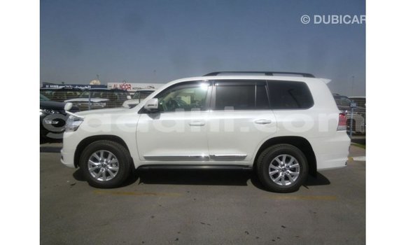 Acheter Import Voiture Toyota Land Cruiser Blanc à Import - Dubai, Somalie Acheter Import Voiture Toyota Land Cruiser Blanc à Import - Dubai, Somalie