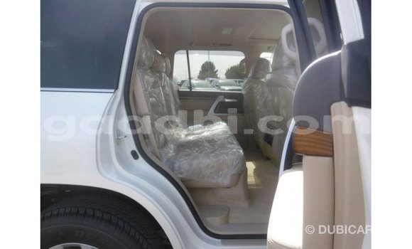 Acheter Import Voiture Toyota Land Cruiser Blanc à Import - Dubai, Somalie Acheter Import Voiture Toyota Land Cruiser Blanc à Import - Dubai, Somalie