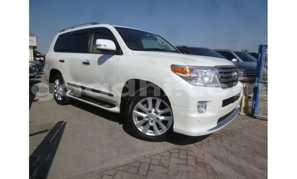 Acheter Import Voiture Toyota Land Cruiser Blanc à Import - Dubai, Somalie Acheter Import Voiture Toyota Land Cruiser Blanc à Import - Dubai, Somalie