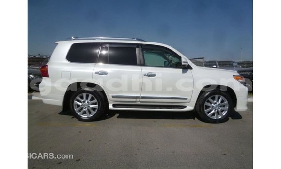 Acheter Import Voiture Toyota Land Cruiser Blanc à Import - Dubai, Somalie Acheter Import Voiture Toyota Land Cruiser Blanc à Import - Dubai, Somalie