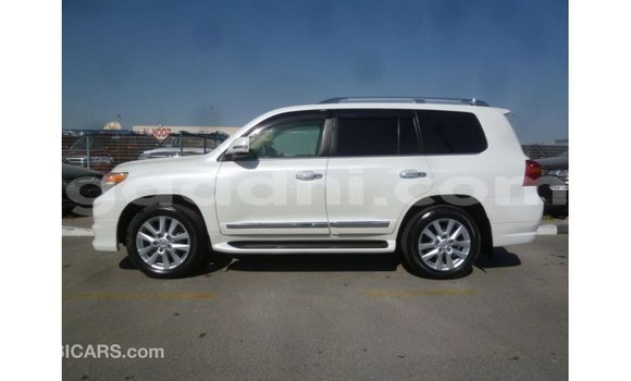 Acheter Import Voiture Toyota Land Cruiser Blanc à Import - Dubai, Somalie Acheter Import Voiture Toyota Land Cruiser Blanc à Import - Dubai, Somalie