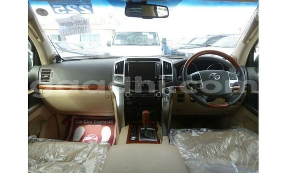 Acheter Import Voiture Toyota Land Cruiser Blanc à Import - Dubai, Somalie Acheter Import Voiture Toyota Land Cruiser Blanc à Import - Dubai, Somalie