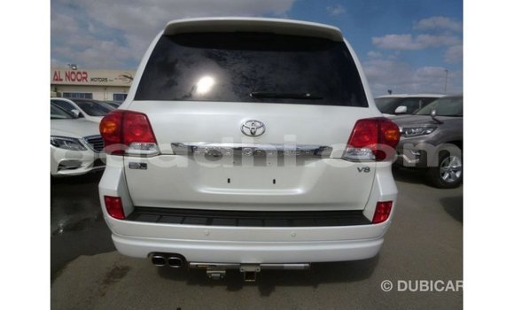 Acheter Import Voiture Toyota Land Cruiser Blanc à Import - Dubai, Somalie Acheter Import Voiture Toyota Land Cruiser Blanc à Import - Dubai, Somalie