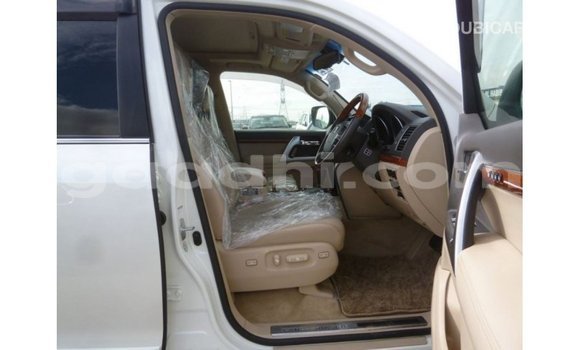 Acheter Import Voiture Toyota Land Cruiser Blanc à Import - Dubai, Somalie Acheter Import Voiture Toyota Land Cruiser Blanc à Import - Dubai, Somalie