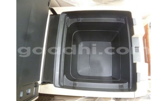 Acheter Import Voiture Toyota Land Cruiser Blanc à Import - Dubai, Somalie Acheter Import Voiture Toyota Land Cruiser Blanc à Import - Dubai, Somalie
