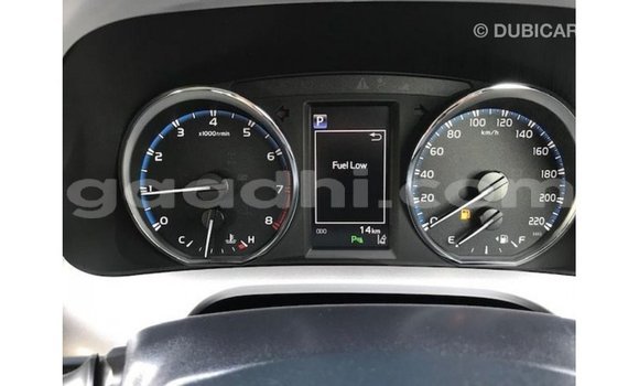 Acheter Import Utilitaire Toyota HiAce Blanc à Import - Dubai, Somalie Acheter Import Utilitaire Toyota HiAce Blanc à Import - Dubai, Somalie