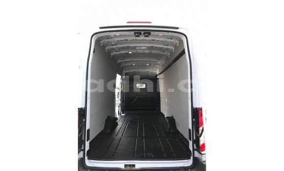 Acheter Import Voiture Ford Club Wagon Blanc à Import - Dubai, Somalie Acheter Import Voiture Ford Club Wagon Blanc à Import - Dubai, Somalie