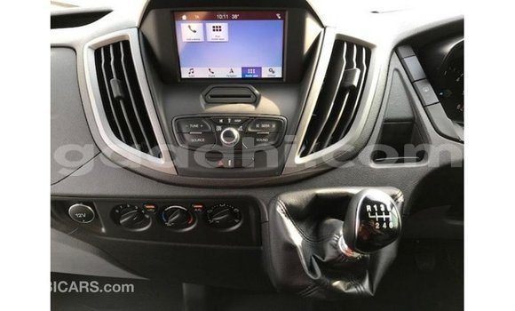 Acheter Import Voiture Ford Club Wagon Blanc à Import - Dubai, Somalie Acheter Import Voiture Ford Club Wagon Blanc à Import - Dubai, Somalie