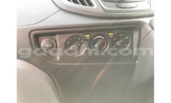 Acheter Import Voiture Ford Club Wagon Blanc à Import - Dubai, Somalie Acheter Import Voiture Ford Club Wagon Blanc à Import - Dubai, Somalie