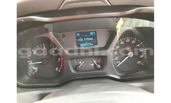 Acheter Import Voiture Ford Club Wagon Blanc à Import - Dubai, Somalie Acheter Import Voiture Ford Club Wagon Blanc à Import - Dubai, Somalie