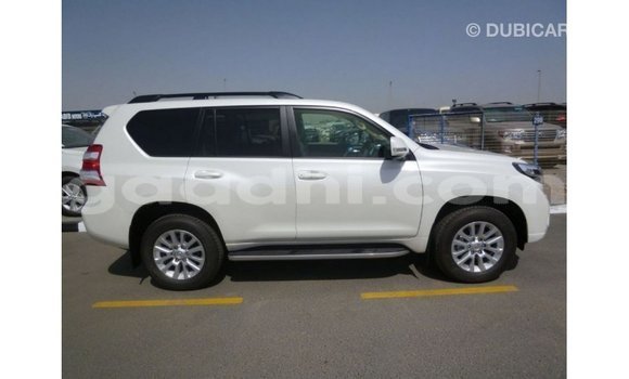 Acheter Import Voiture Toyota Prado Blanc à Import - Dubai, Somalie Acheter Import Voiture Toyota Prado Blanc à Import - Dubai, Somalie