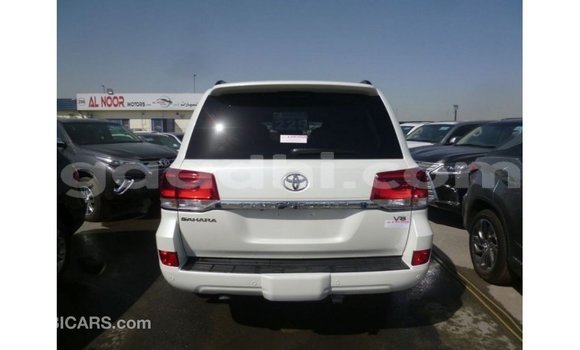 Acheter Import Voiture Toyota Land Cruiser Blanc à Import - Dubai, Somalie Acheter Import Voiture Toyota Land Cruiser Blanc à Import - Dubai, Somalie