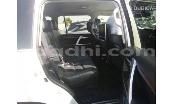 Acheter Import Voiture Toyota Land Cruiser Blanc à Import - Dubai, Somalie Acheter Import Voiture Toyota Land Cruiser Blanc à Import - Dubai, Somalie