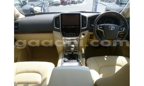 Acheter Import Voiture Toyota Land Cruiser Blanc à Import - Dubai, Somalie Acheter Import Voiture Toyota Land Cruiser Blanc à Import - Dubai, Somalie