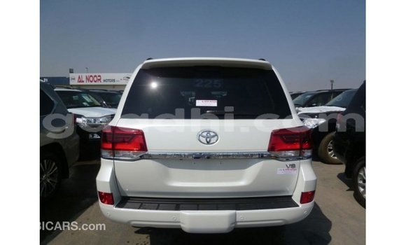 Acheter Import Voiture Toyota Land Cruiser Blanc à Import - Dubai, Somalie Acheter Import Voiture Toyota Land Cruiser Blanc à Import - Dubai, Somalie