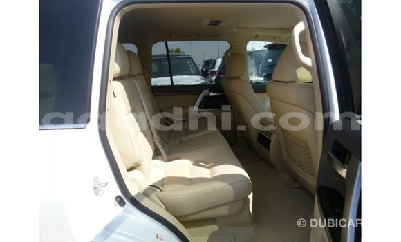 Acheter Import Voiture Toyota Land Cruiser Blanc à Import - Dubai, Somalie Acheter Import Voiture Toyota Land Cruiser Blanc à Import - Dubai, Somalie