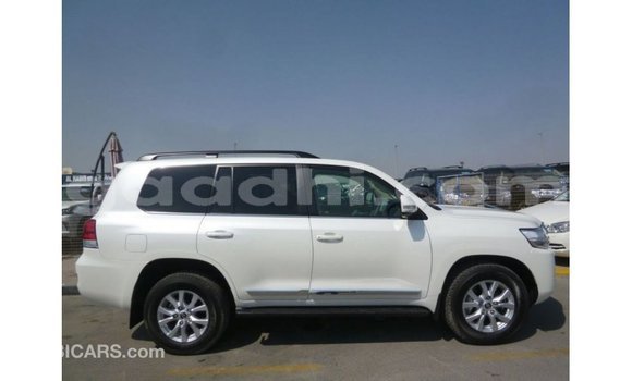 Acheter Import Voiture Toyota Land Cruiser Blanc à Import - Dubai, Somalie Acheter Import Voiture Toyota Land Cruiser Blanc à Import - Dubai, Somalie