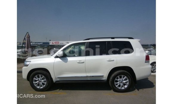 Acheter Import Voiture Toyota Land Cruiser Blanc à Import - Dubai, Somalie Acheter Import Voiture Toyota Land Cruiser Blanc à Import - Dubai, Somalie