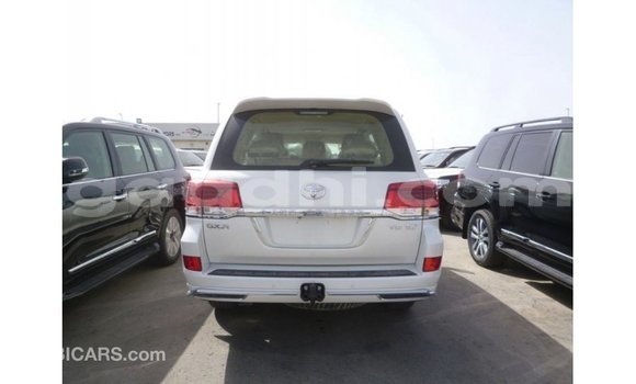 Acheter Import Voiture Toyota Land Cruiser Blanc à Import - Dubai, Somalie Acheter Import Voiture Toyota Land Cruiser Blanc à Import - Dubai, Somalie