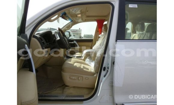Acheter Import Voiture Toyota Land Cruiser Blanc à Import - Dubai, Somalie Acheter Import Voiture Toyota Land Cruiser Blanc à Import - Dubai, Somalie