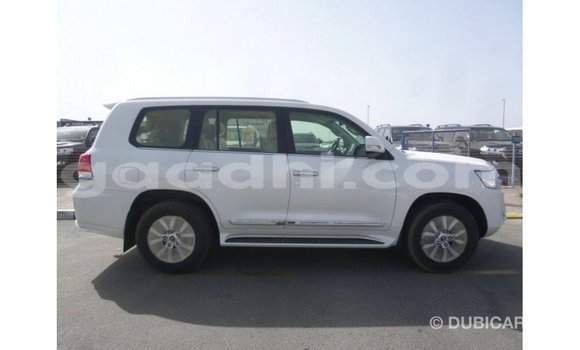 Acheter Import Voiture Toyota Land Cruiser Blanc à Import - Dubai, Somalie Acheter Import Voiture Toyota Land Cruiser Blanc à Import - Dubai, Somalie