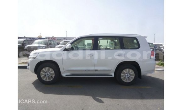 Acheter Import Voiture Toyota Land Cruiser Blanc à Import - Dubai, Somalie Acheter Import Voiture Toyota Land Cruiser Blanc à Import - Dubai, Somalie