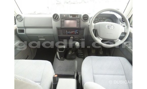 Acheter Import Voiture Toyota Land Cruiser Blanc à Import - Dubai, Somalie Acheter Import Voiture Toyota Land Cruiser Blanc à Import - Dubai, Somalie